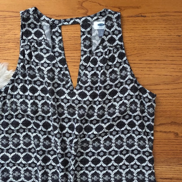 Sleeveless Black & White Patterned Old Navy Dress - Picture 4 of 8